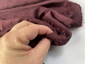 Satin - blank og i flot bordeaux